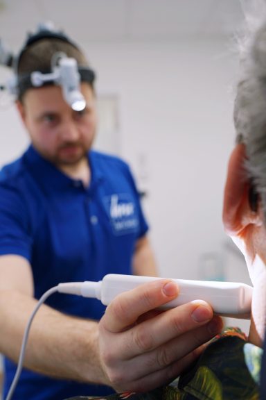 HNO-Arzt Dr. med. Christian Wilhelm bei Ultraschalluntersuchungen der Halsweichteile - Diagnostik